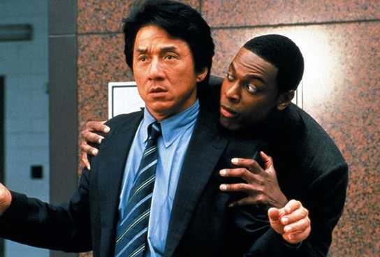 Chris Tucker as Detective James Carter hiding behind Jackie Chan as Chief Inspector Lee in Rush Hour 2.